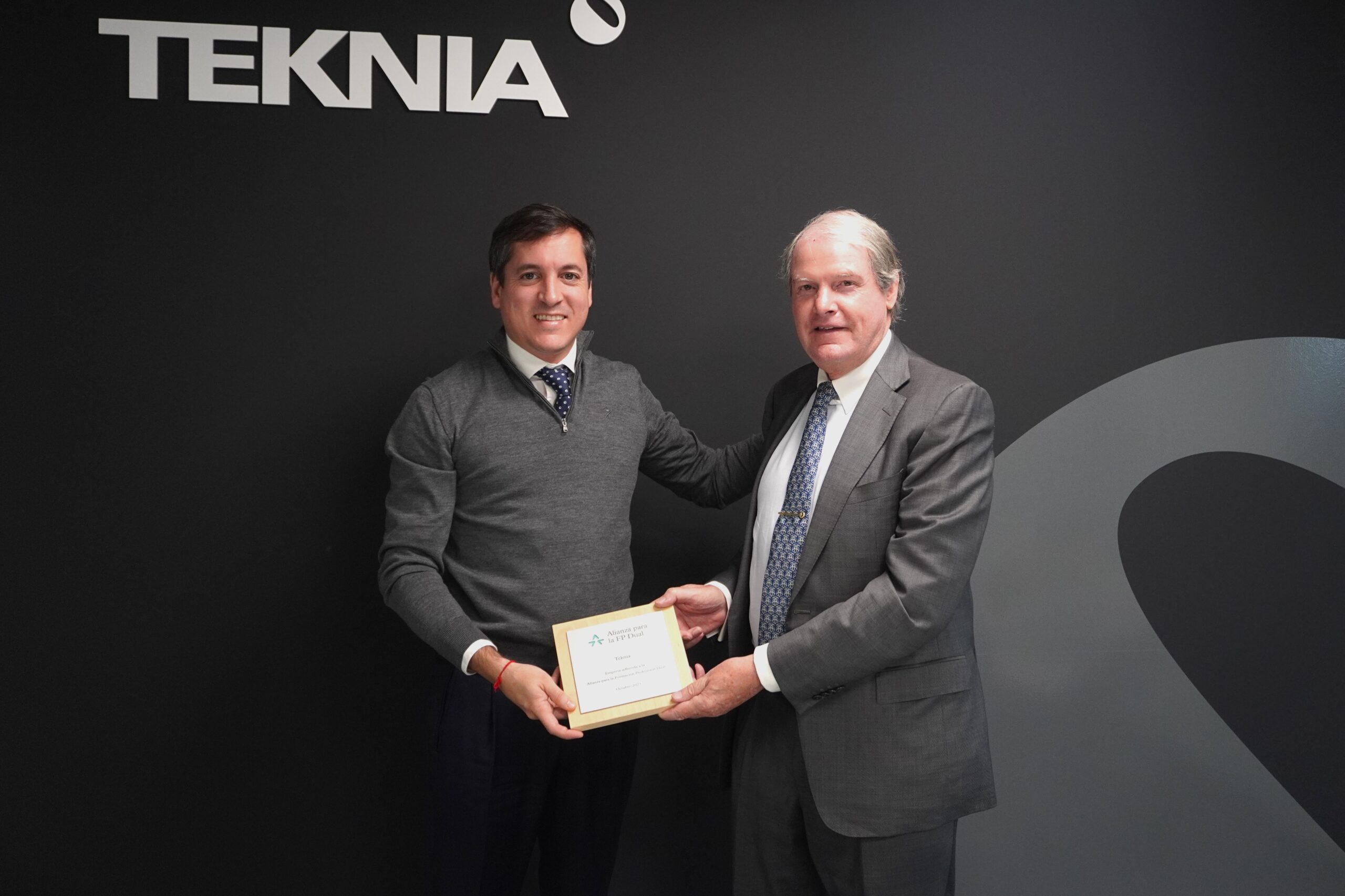 Francisco Belil entregando la placa a conmemorativa a Javier Quesada de Luis Francisco Belil entregando la placa a conmemorativa a Javier Quesada de Luis
